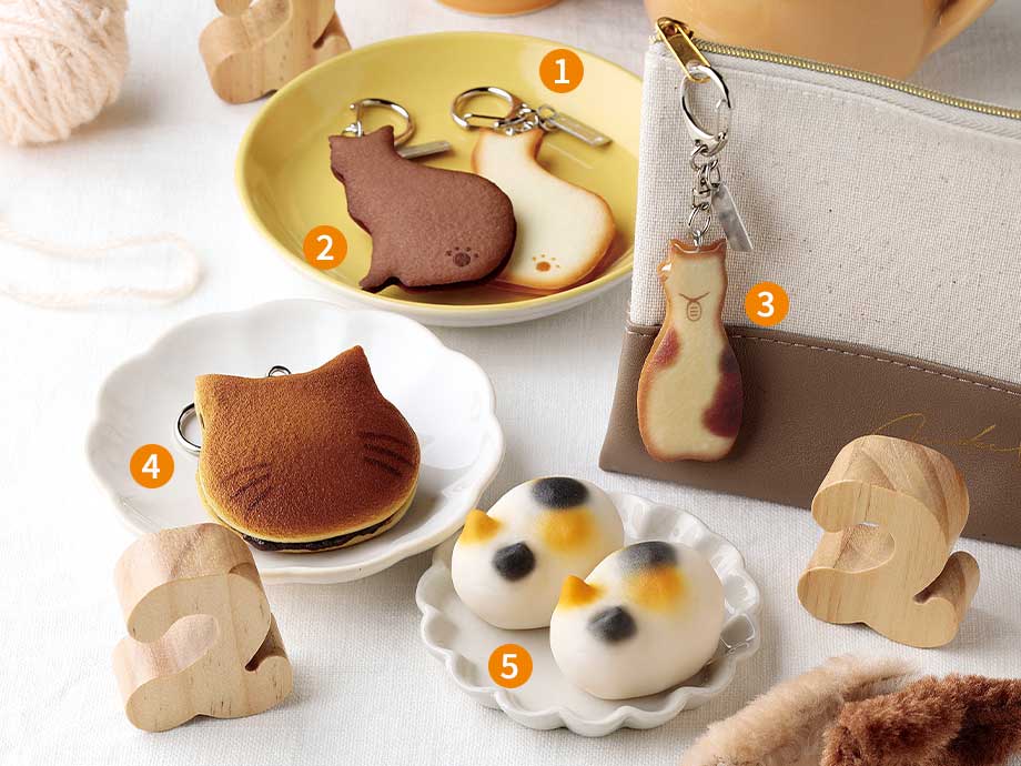 ①にゃんぐどしゃキーホルダー②にゃんぐどしゃ(ココア)キーホルダー③招きにゃんぐどしゃキーホルダー④ねこどらキーホルダー⑤まんまるねこの和菓子マグネット